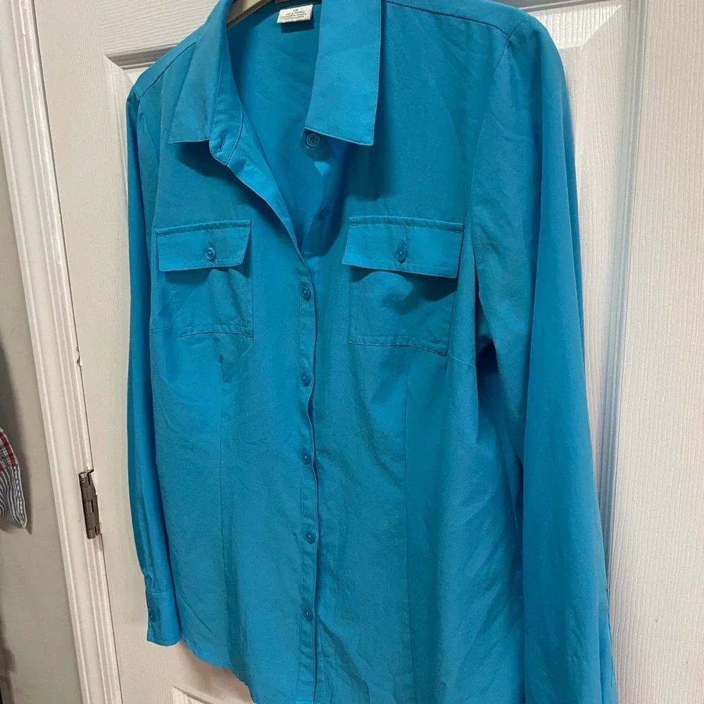 Van Heusen Womens Long Sleeve Button Down Shirt Top w/ Pockets -‎ Blue Large